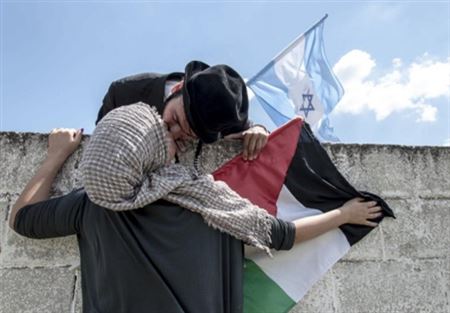 الصورة التي اثارت الجدل يهودي يقبل فلسطينية ما سرها؟