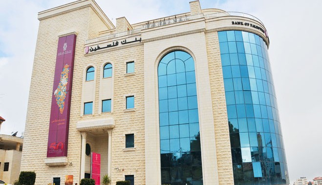 اغلاق جميع مصارف غزة احتجاجا على اطلاق نار على 