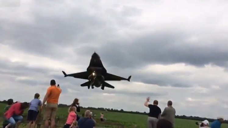 بالفيديو .. طائرة F16 تمر فوق الرؤوس!
