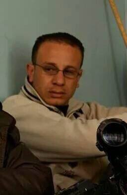 بالصورة الشهيد حمدي شهاب سائق سيارة الصحافة التي إستهدفتها طائرات الغدر الصهيوني , وسلاحه يظهر في الصورة كاميرا 
