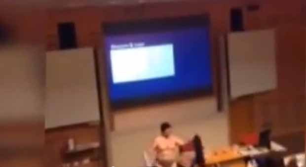 بالفيديو – بروفيسور بريطانى يخلع ملابسه أمام الطلاب