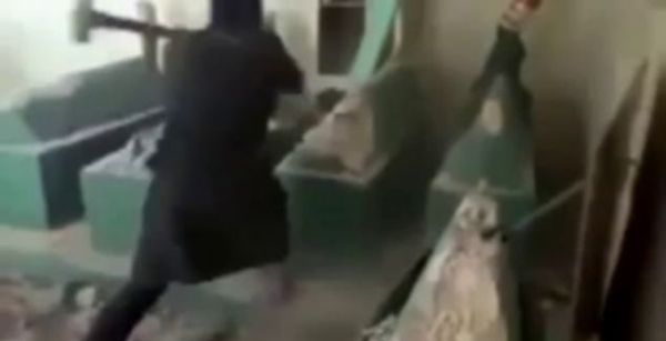 بالفيديو: داعش تحطم قبر النبي يونس في الموصل
