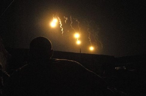 بالصورة إلقاء قنابل مضيئة قبالة عيتا الشعب ترافق مع تحليق لمروحتين اسرائيليتين جنوب الخط الأزرق
