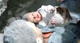 بالفيديو- انتشال رضيعة على قيد الحياة من تحت الأنقاض في حلب