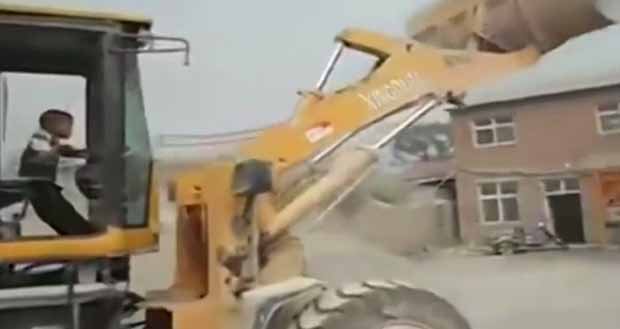 بالفيديو – طفل في الخامسة يقود جرافة