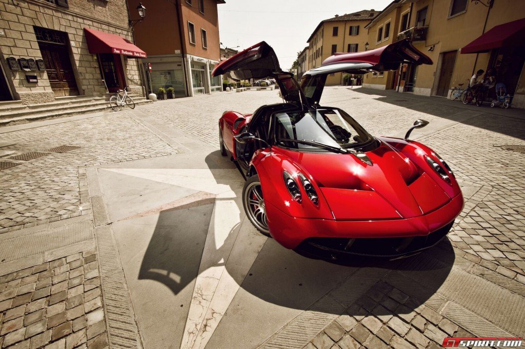 بالصور: مؤسس فيسبوك يشتري سيارة فارهة من طراز Pagani Huayra