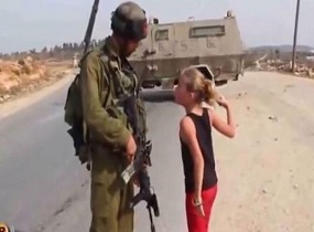 بالفيديو - فتاة فلسطينية تهاجم مجموعة جنود اسرائيليين من دون خوف: 'بعد كل سجن في حريّة'
