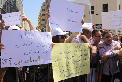 هل دخلت الدولة اللبنانيّة في عنق الزجاجة وتكاد تختنق فيها
لا رواتب لموظفي القطاع العام لا تصحيح للامتحانات في الجامعة والشهادات
شحّ مائي وكهربائي ونزوح سوري.. والحلّ طوارئ اقتصاديّة