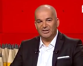 بالفيديو.. طوني خليفة يحلق شعره عـ “الزيرو” ويثير التساؤلات في برنامج “نيشان”
