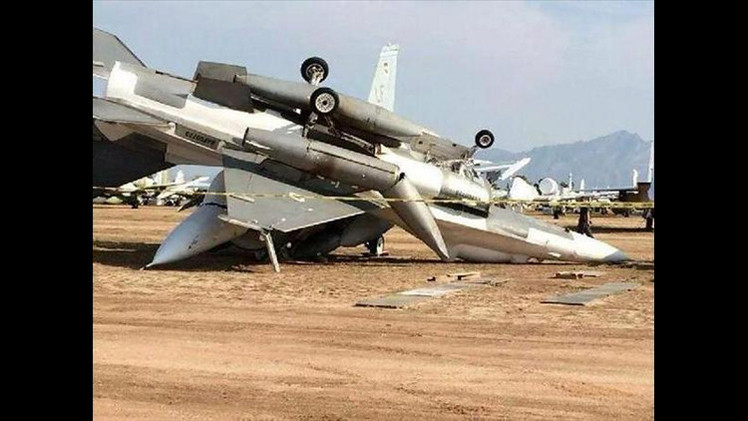 العواصف تقلب طائرة F-16 في قاعدة توكسون الأمريكية
