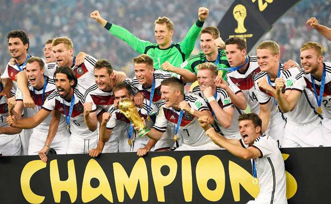 وصول الفريق الألماني لكرة القدم إلى برلين بعد فوزه بكأس العالم