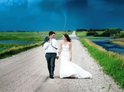 زوجان يلتقطان صور زفافهما بجانب أقرب نقطة من إعصار قوى!