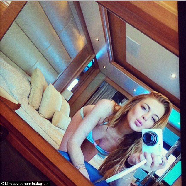 Selfie شبه عارية لِـ ليندسي لوهان!
