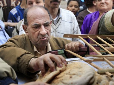 الحكومة المصرية  تلغي دعم الغاز و تخفض دعم الخبز