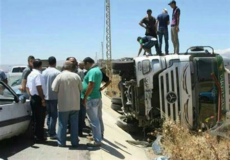  بالصور.. قتيلان و ثلاث جرحى في حادث سير على طريق المرج 