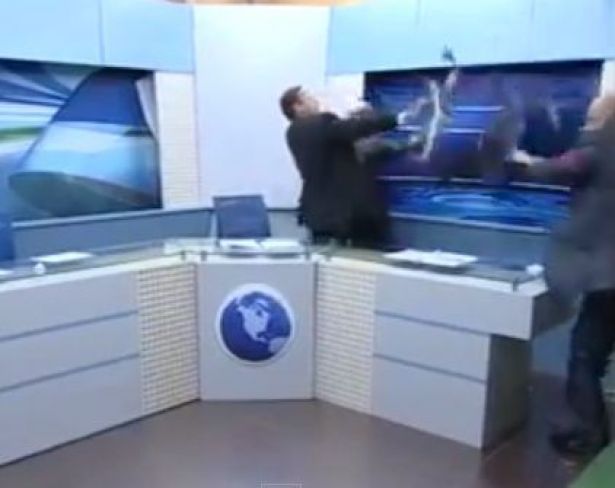بالفيديو: عراك مباشرة على الهواء... والسبب الرئيس الأسد؟! 
