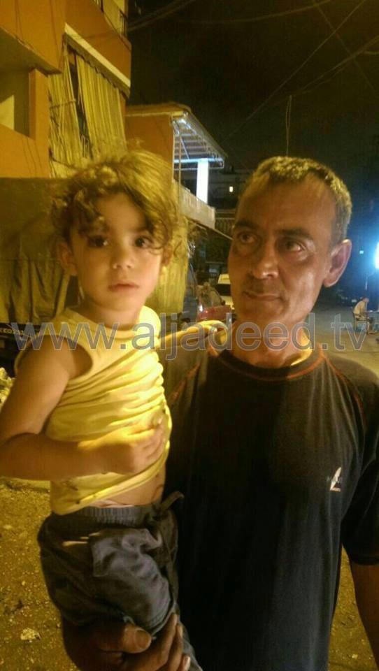 بالصور والفيديو .. هذا هو الوالد الذي أجبر ابنه على ضرب الفتى 
