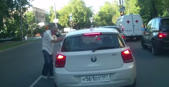 بالفيديو: شاهد كيف إنتقم سائق من آخر!