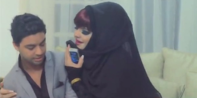 بالفيديو: من هو المطرب الذي تعرض للتحرش من خليجية ورفض إغراءاتها المالية؟