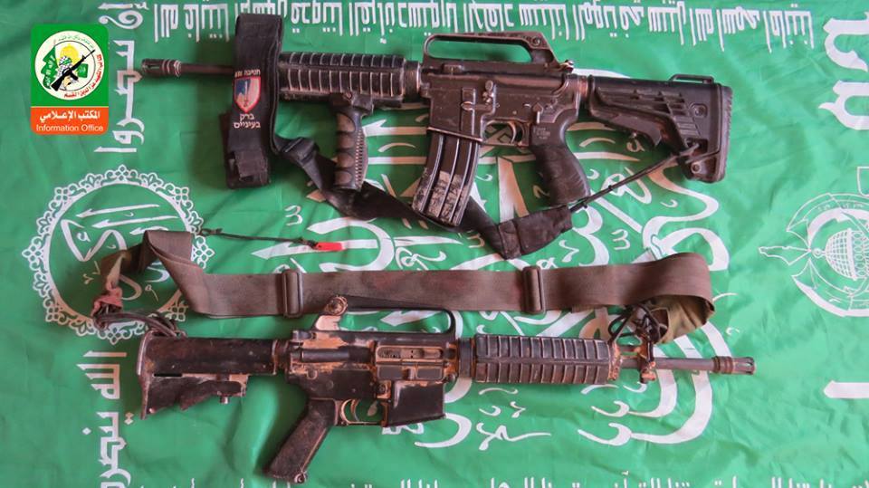 بالصورة البندقيتان (طراز ام 16) اللتان غنمهما مجاهدو كتائب القسام