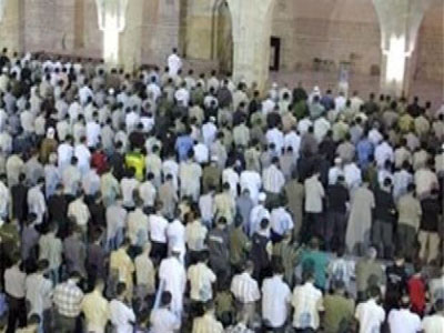 إمام مسجد يقطع التراويح ويطرد المصلين!