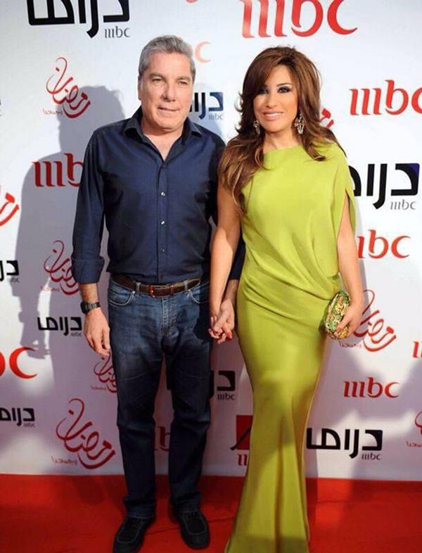 نجوى كرم وعلي جابر متشابكَيْ الأيدي!