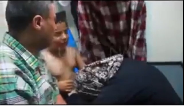 شاهد بالفيديو: ردة فعل إمرأة من غزة تفاجأت بأن ابنها حي بعدما كان قد وصلها خبر استشهاده 