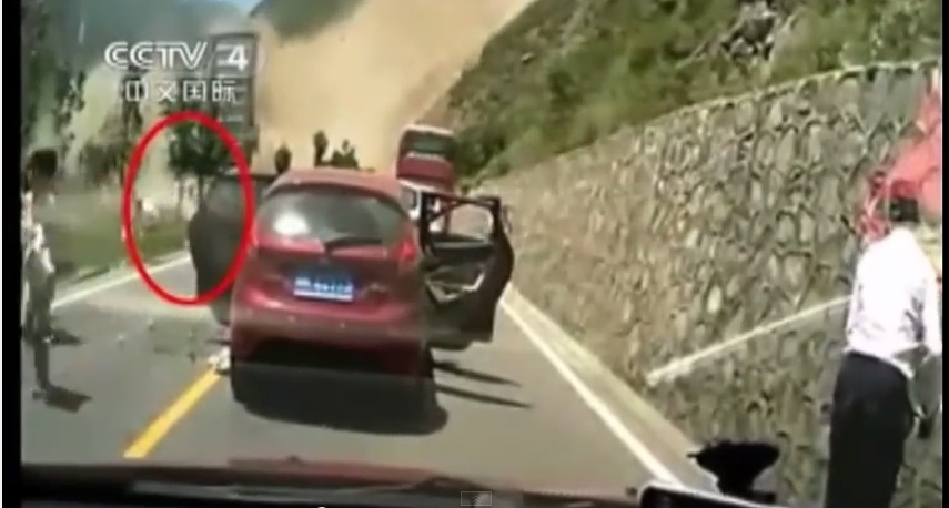 بالفيديو .. انهيار صخور على طريق سريع يسقط 30 شخصا بين قتيل وجريح
