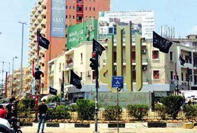 تسوية لدفع الرواتب يقرها مجلس الوزراء غداً
سفراء ألغوا مواعيدهم بسبب تحذيرات أمنية
طرابلس: أعلام «داعش» مكان الاعلام اللبنانية