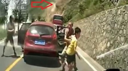 بالفيديو.. لحظة انهيار صخري لجبل وسقوط الصخور و30 بين قتيل وجريح 
