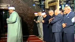 بالفيديو- رئيس وزراء مصر يفقد توازنه أثناء صلاة الجمعة!