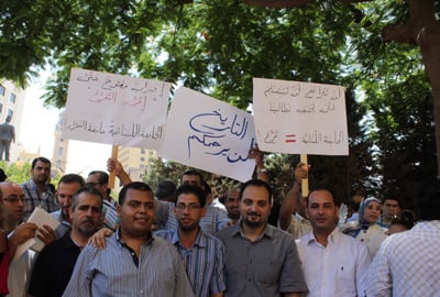 الطلاب استنكروا «البازار» الحاصل في ملف الجامعة
متعاقدو «اللبنانيّة» احتفلوا بإقرار التفرّغ وتعيين عمداء
اعتصامات ترافقت مع إنعقاد جلسة مجلس الوزراء