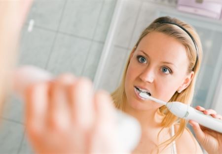 غسل الأسنان بعد الأكل مباشرة سلوك غير صحي! 