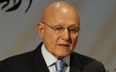 تلكؤ تمام سلام لواحد من امرين : اما انه متفق مع من رشحوه للمنصب
على كسب اللقب فقط مقابل المماطلة معهم لتقطيع الوقت بناء لنصائح داخلية وخارجية
اوانه اصلا «مرتاح» «عند اهلو وعلى مهلو» ولا يعتقد ان صرخات المواطنين قد تتحول الى معزوفة جدية لاسقاط النظام برمته
في بلاد العالم يكون المكلف بتأليف الحكومة