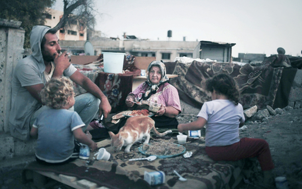 فلسطينيون في المأساة