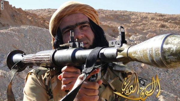 بالصور: أبووهيب "رامبو" داعش و"دنجوانه".. هل خسر التنظيم فعلا وجهه الترويجي؟