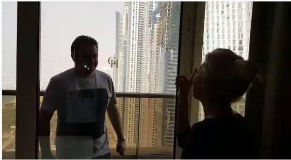 بالفيديو: نوال الزغبي تسجن مدير أعمالها على شرفة غرفتها!