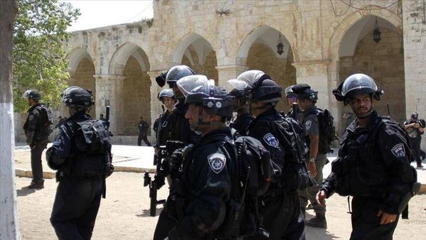الشرطة الإسرائيلية تستفز المصلين على بوابات المسجد الأقصى