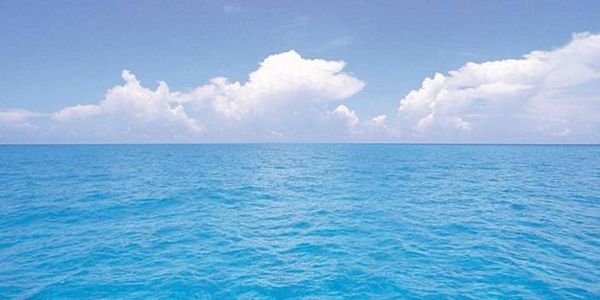 فتى ينقذ عائلته بقطعه مسافة أربعة كيلومترات سباحة!