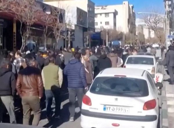 وسط احتجاجات إيران.. بزشكيان يتعهد بحل المشاكل