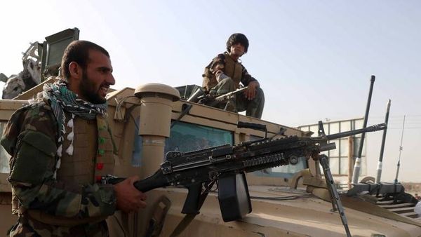 الدفاع الأفغانية: عشرات القتلى والجرحى من "طالبان" في غارات جوية ومعارك