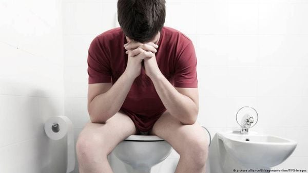 الهاتف في الحمام قد يضر بصحتك.. مخاطر الجلوس طويلًا على المرحاض