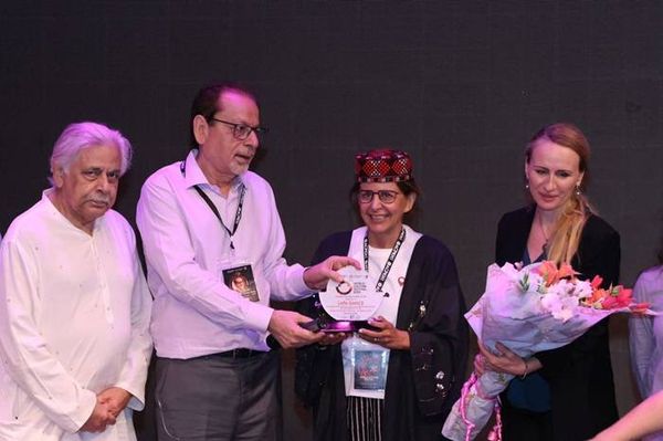 لابا تبهر الجمهور بعرض مسرحية 