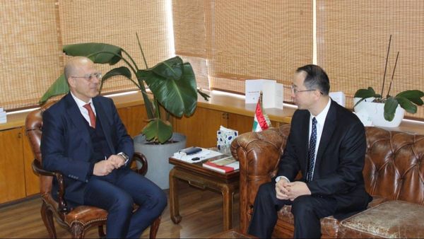 مكي والسفير الصيني تناولا

اهمية تطوير الإدارة العامة