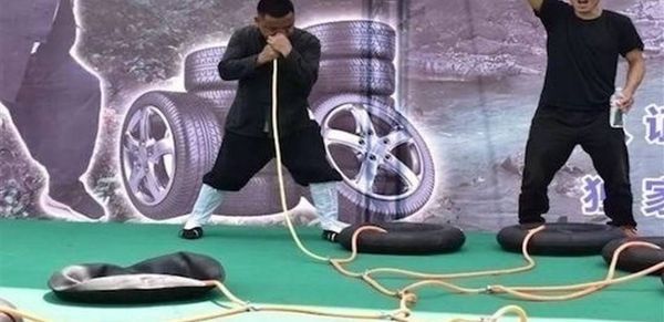 بالفيديو: نفخ 12 إطاراً بأنفه في دقيقتين ونصف الدقيقة
