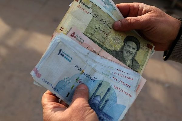 الريال الايراني يهبط لأدنى مستوى تاريخي مقابل الدولار