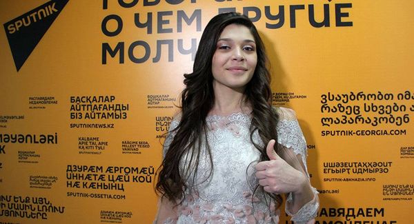 لاول مرة... فتاة سورية تبهر لجنة برنامج المواهب "أنت الأفضل" في روسيا