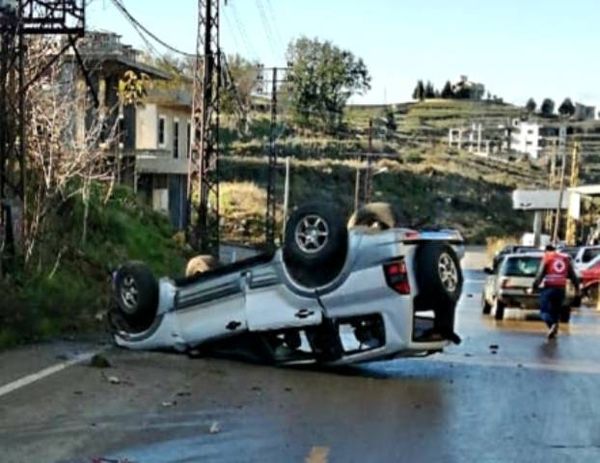 بالصورة..جرحى في انقلاب سيارة في حرار