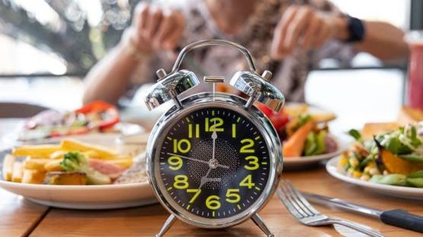 متى تتناول الإفطار والعشاء؟ التوقيت قد يؤثر في صحتك