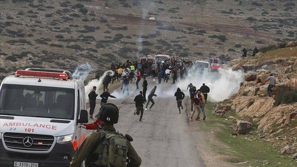 مستوطنون يعتدون على طفل فلسطيني مصاب داخل سيارة إسعاف
